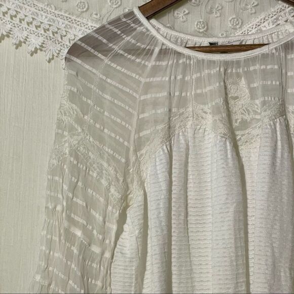 Lucky Brand Sheer Bell Sleeve Blouse · Medium · Brocade Floral Textured  · White - Picture 4 of 12